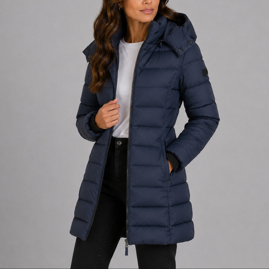 Pascale — Lange schmale leicht gesteppte Winterjacke für Damen mit Kapuze, Das Modehaus Luzern