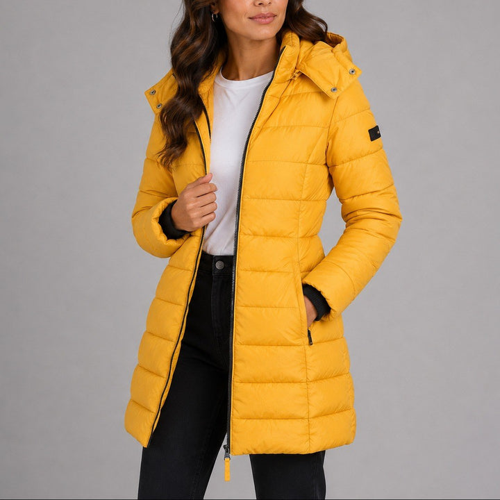 Pascale — Lange schmale leicht gesteppte Winterjacke für Damen mit Kapuze, Das Modehaus Luzern
