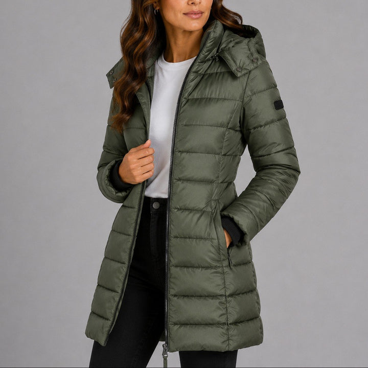 Pascale — Lange schmale leicht gesteppte Winterjacke für Damen mit Kapuze, Das Modehaus Luzern