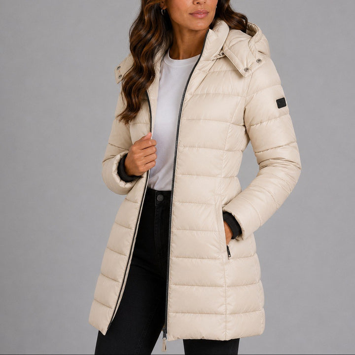 Pascale — Lange schmale leicht gesteppte Winterjacke für Damen mit Kapuze, Das Modehaus Luzern
