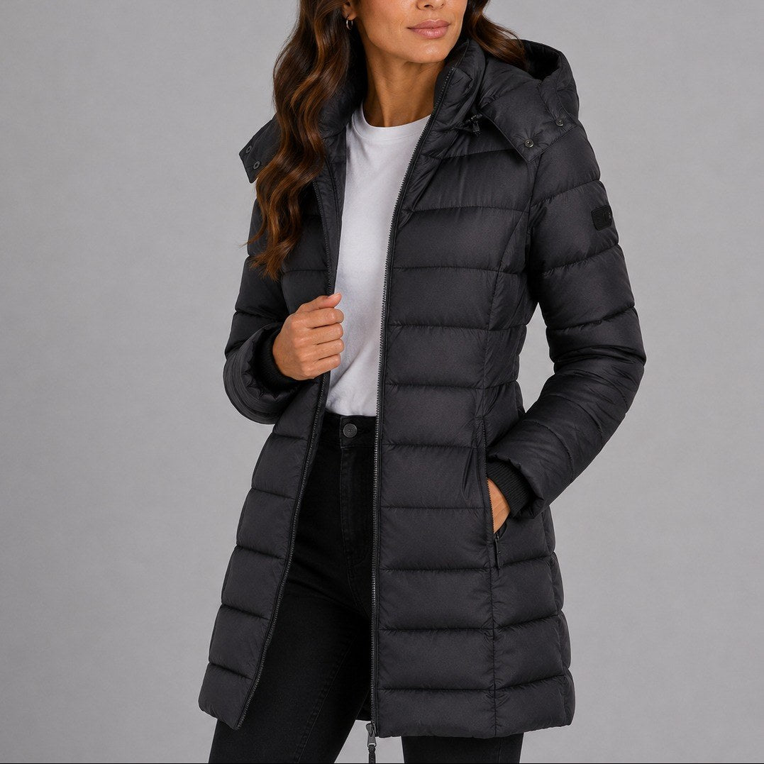Pascale — Lange schmale leicht gesteppte Winterjacke für Damen mit Kapuze, Das Modehaus Luzern