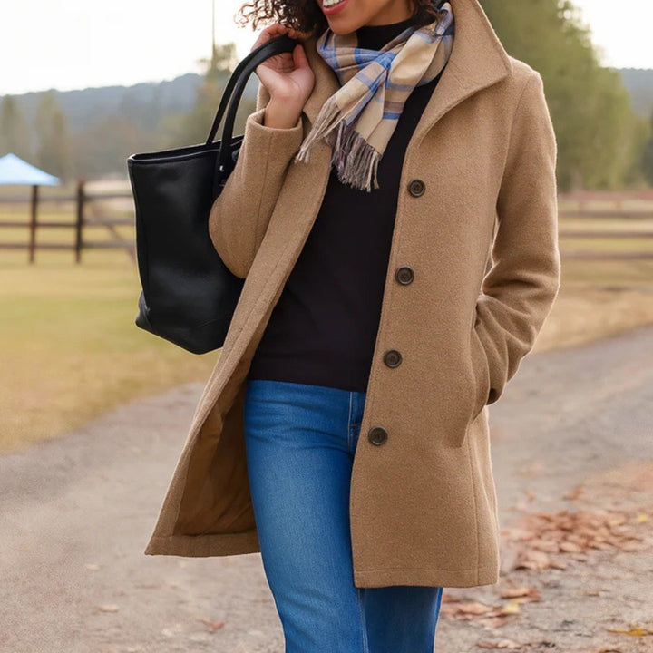 Sabine — Stilvoller Wintermantel mit Knopfleiste und Reverskragen für Damen, Das Modehaus Luzern