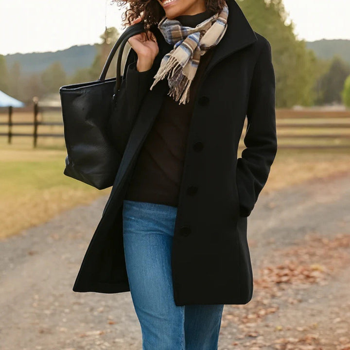 Sabine — Stilvoller Wintermantel mit Knopfleiste und Reverskragen für Damen, Das Modehaus Luzern