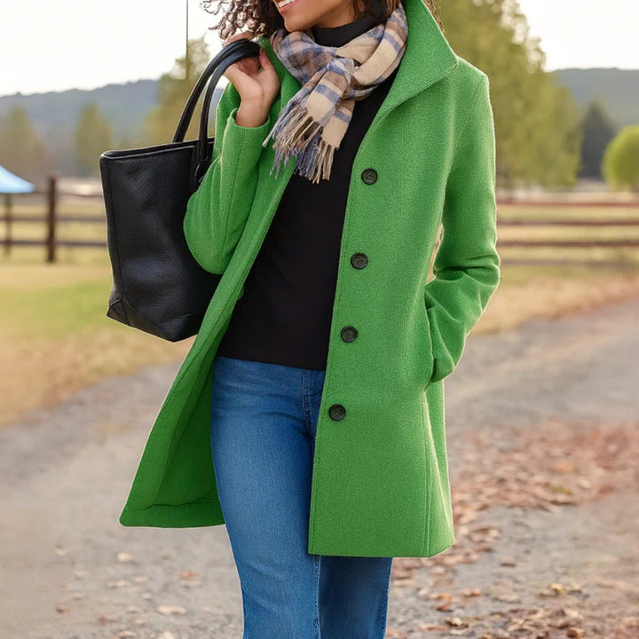 Sabine — Stilvoller Wintermantel mit Knopfleiste und Reverskragen für Damen, Das Modehaus Luzern