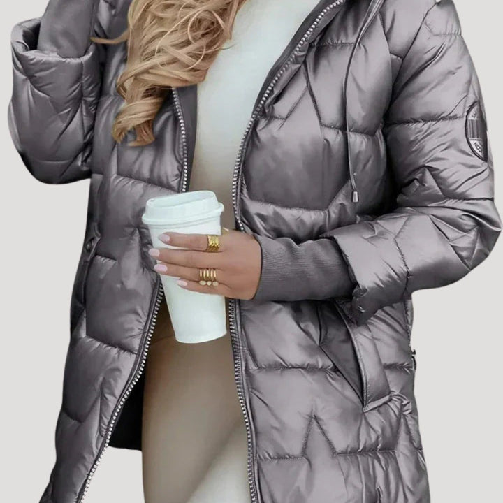 Seline — Daunenjacke für Damen mit Kapuze und durchgehendem Reissverschluss, Das Modehaus Luzern