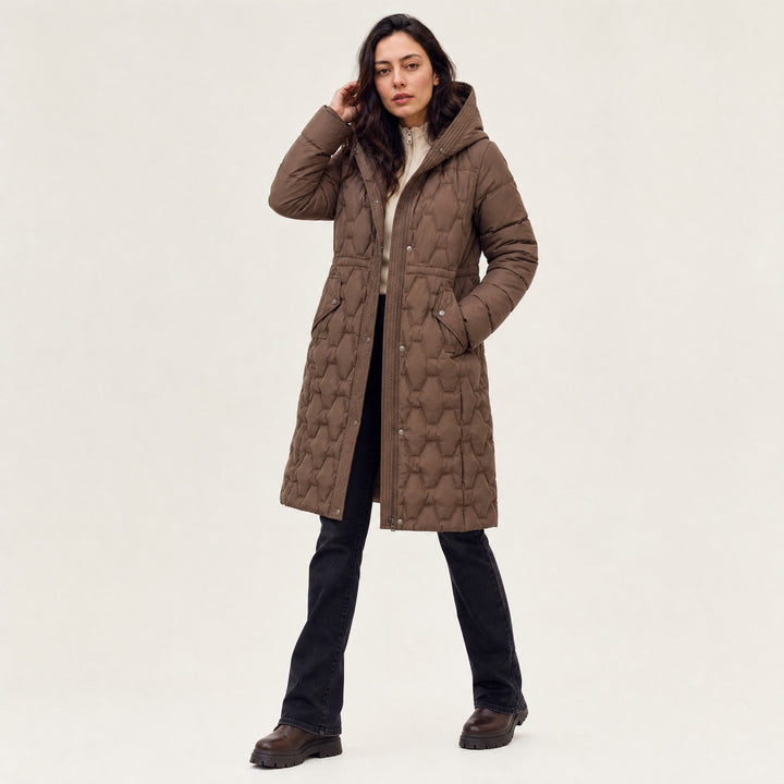 Sina — Gesteppter wattierter Daunenmantel für Damen mit grosser Kapuze, Das Modehaus Luzern