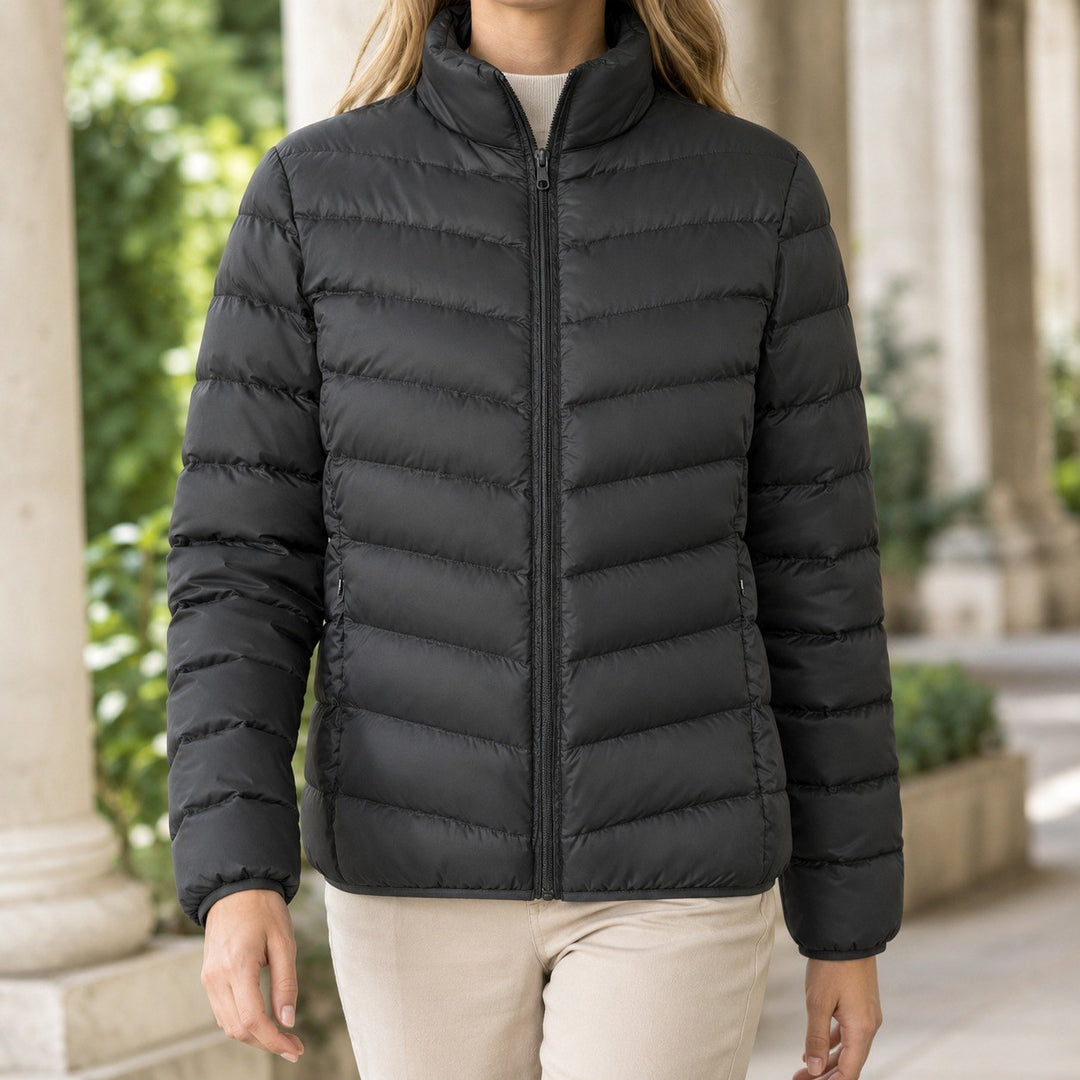 Sonja — Leichte schmale Winterjacke für Damen mit Daunen und Stehkragen, Das Modehaus Luzern