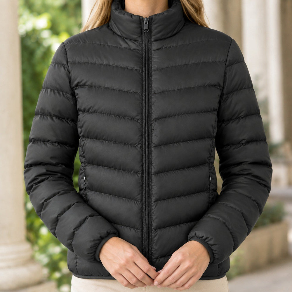 Sonja — Leichte schmale Winterjacke für Damen mit Daunen und Stehkragen, Das Modehaus Luzern