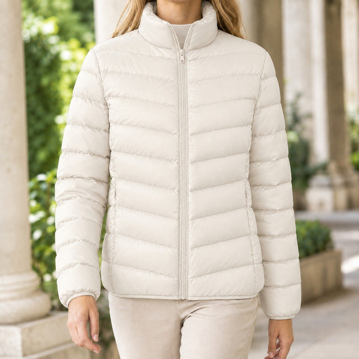 Sonja — Leichte schmale Winterjacke für Damen mit Daunen und Stehkragen, Das Modehaus Luzern
