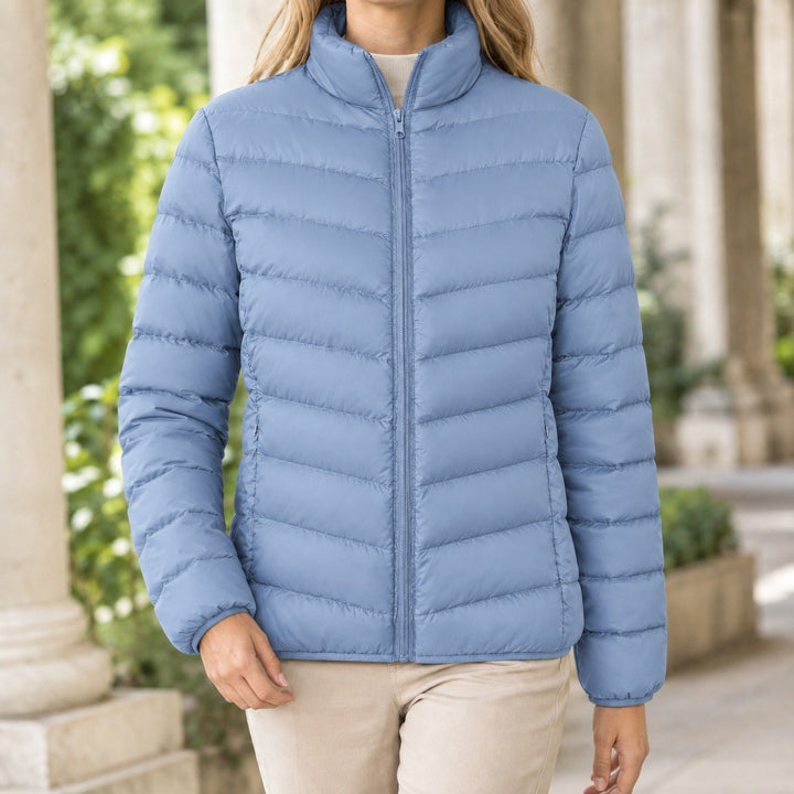 Sonja — Leichte schmale Winterjacke für Damen mit Daunen und Stehkragen, Das Modehaus Luzern