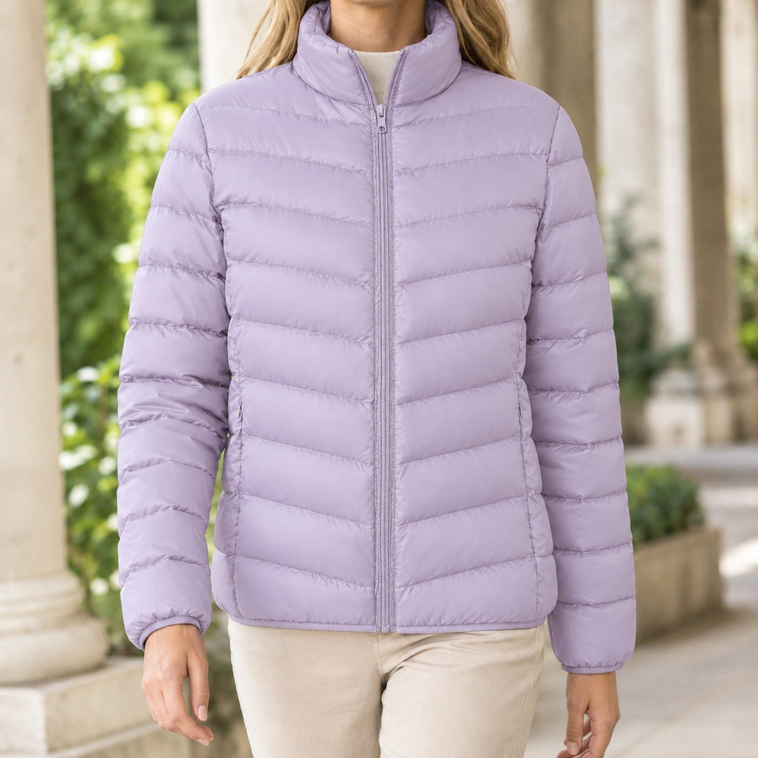 Sonja — Leichte schmale Winterjacke für Damen mit Daunen und Stehkragen, Das Modehaus Luzern