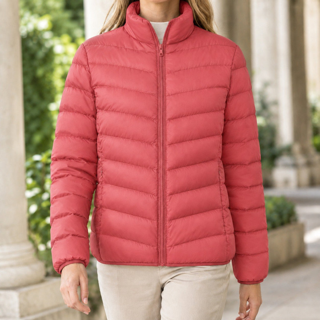Sonja — Leichte schmale Winterjacke für Damen mit Daunen und Stehkragen, Das Modehaus Luzern