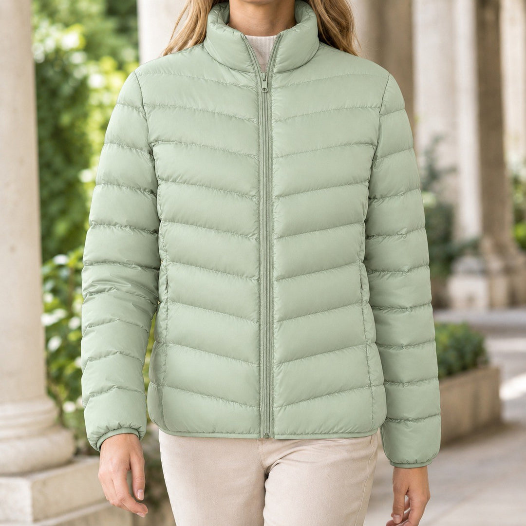 Sonja — Leichte schmale Winterjacke für Damen mit Daunen und Stehkragen, Das Modehaus Luzern