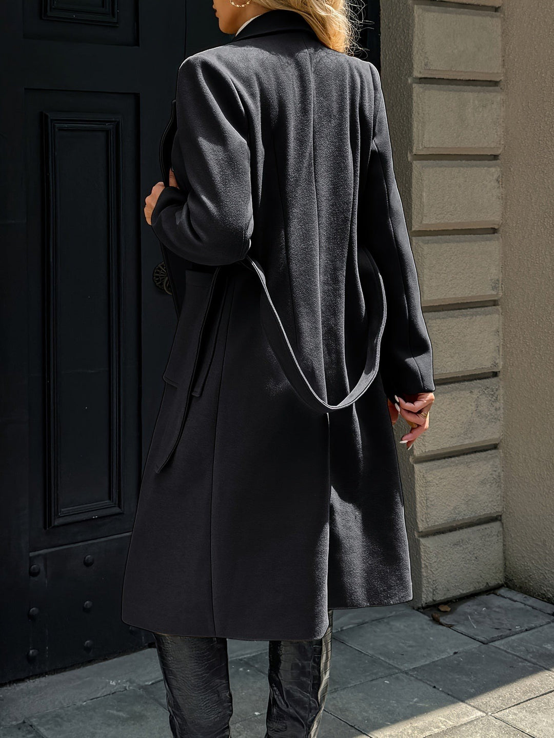 Tamara — Warmer langer taillierter Wintermantel mit Gürtel für Damen, Das Modehaus Luzern
