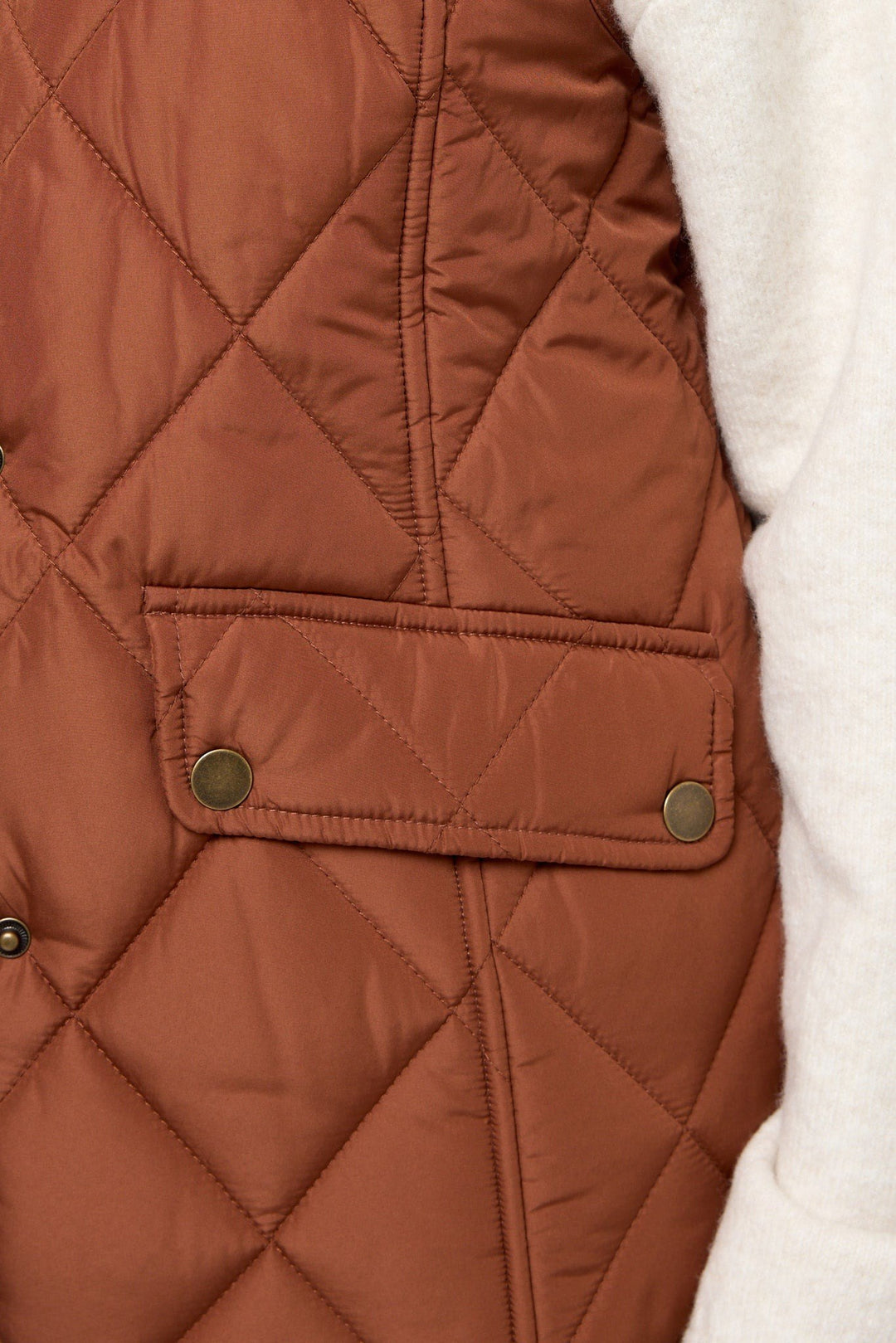 Vanessa — Gestepptes Gilet für Damen mit Rautenmuster und Druckknöpfen, Das Modehaus Luzern