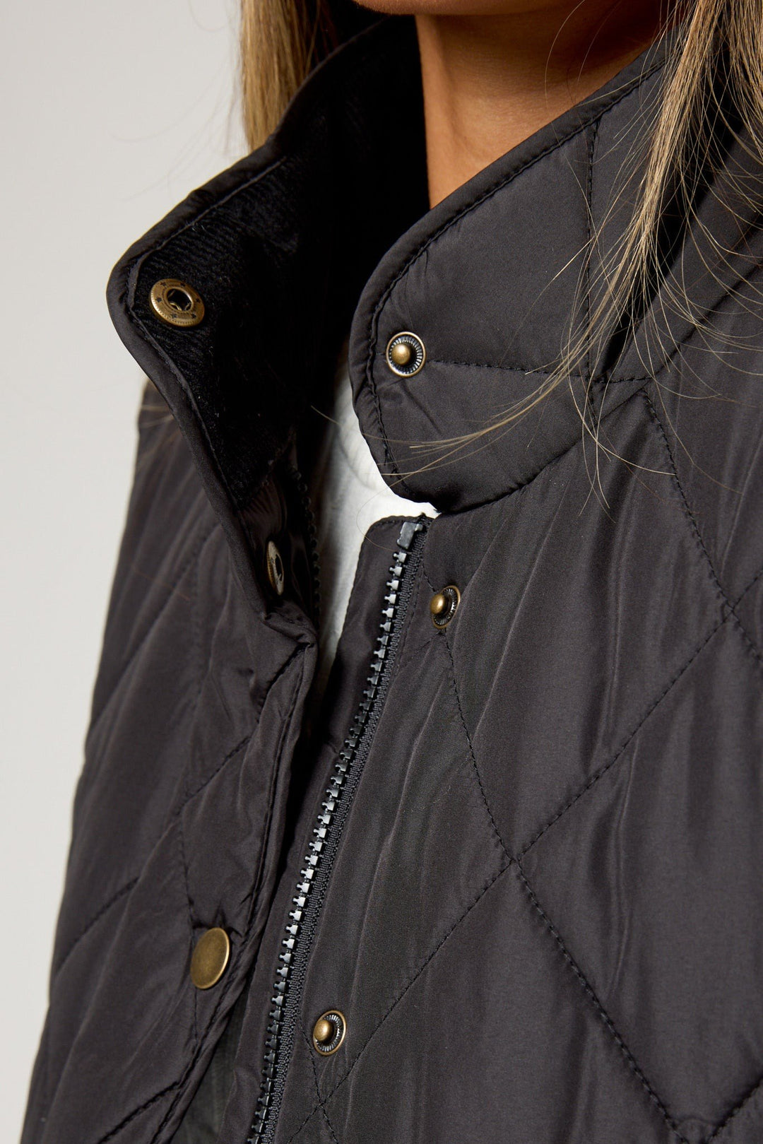 Vanessa — Gestepptes Gilet für Damen mit Rautenmuster und Druckknöpfen, Das Modehaus Luzern
