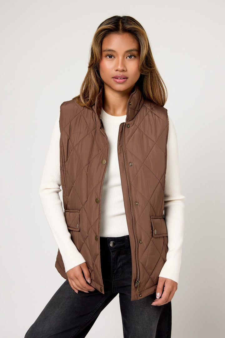 Vanessa — Gestepptes Gilet für Damen mit Rautenmuster und Druckknöpfen, Das Modehaus Luzern