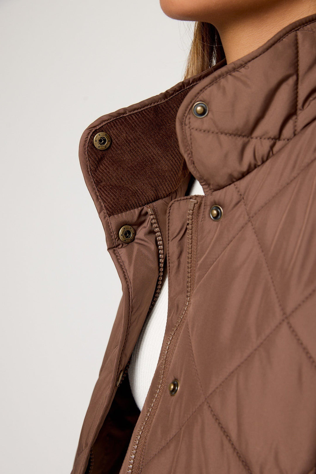 Vanessa — Gestepptes Gilet für Damen mit Rautenmuster und Druckknöpfen, Das Modehaus Luzern