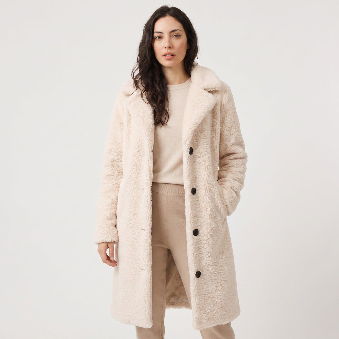 Yvonne — Warme lange Winterjacke für Damen aus Teddy mit Reverskragen, Das Modehaus Luzern