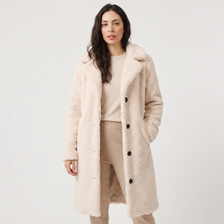 Yvonne — Warme lange Winterjacke für Damen aus Teddy mit Reverskragen, Das Modehaus Luzern