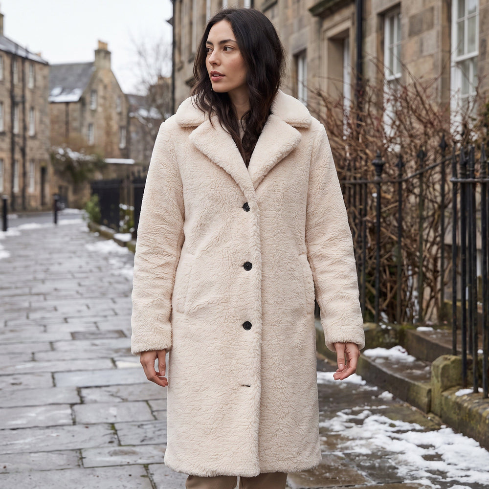 Yvonne — Warme lange Winterjacke für Damen aus Teddy mit Reverskragen, Das Modehaus Luzern