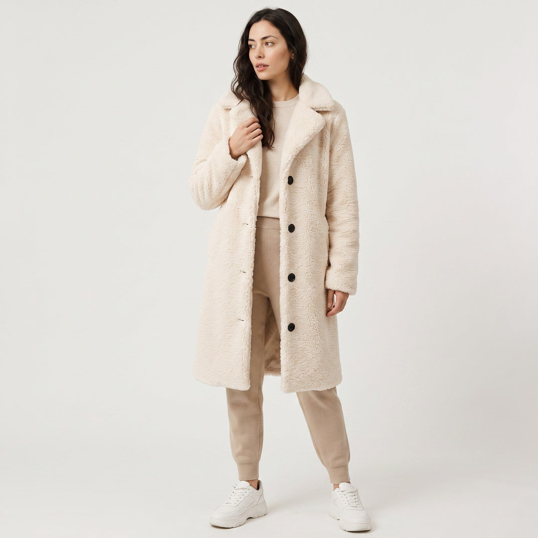 Yvonne — Warme lange Winterjacke für Damen aus Teddy mit Reverskragen, Das Modehaus Luzern