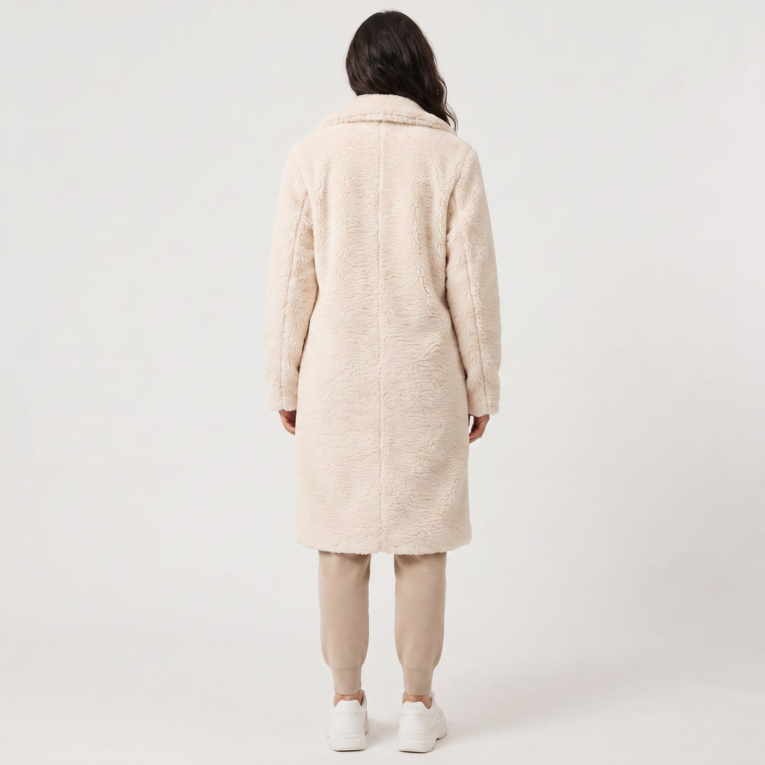 Yvonne — Warme lange Winterjacke für Damen aus Teddy mit Reverskragen, Das Modehaus Luzern