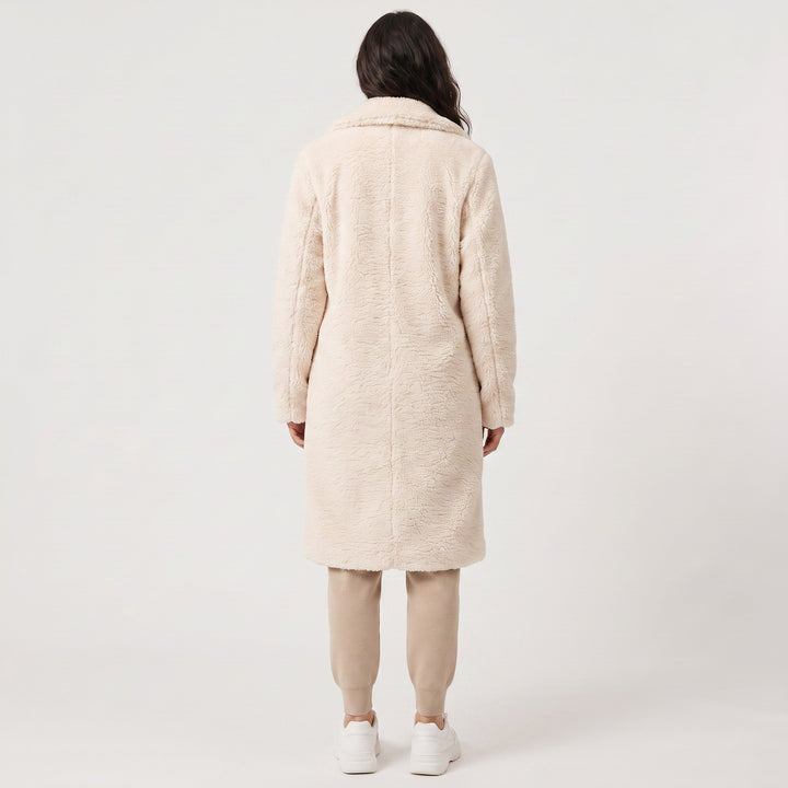 Yvonne — Warme lange Winterjacke für Damen aus Teddy mit Reverskragen, Das Modehaus Luzern