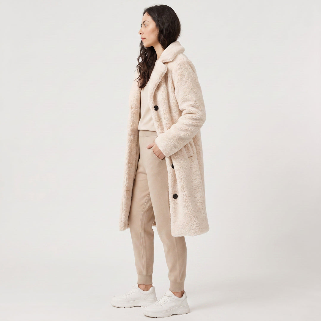 Yvonne — Warme lange Winterjacke für Damen aus Teddy mit Reverskragen, Das Modehaus Luzern