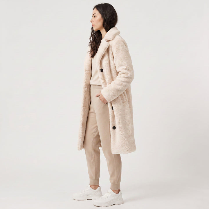 Yvonne — Warme lange Winterjacke für Damen aus Teddy mit Reverskragen, Das Modehaus Luzern