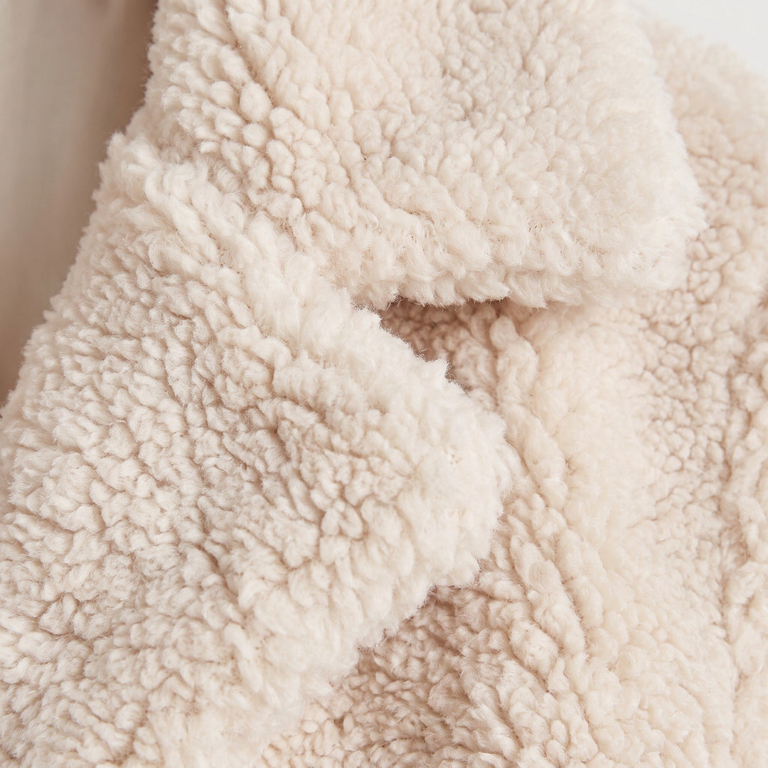 Yvonne — Warme lange Winterjacke für Damen aus Teddy mit Reverskragen, Das Modehaus Luzern