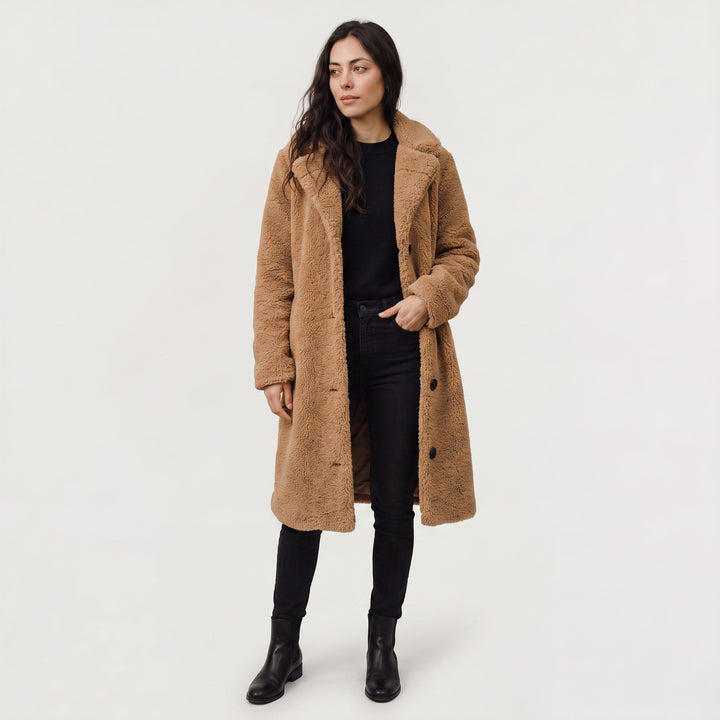Yvonne — Warme lange Winterjacke für Damen aus Teddy mit Reverskragen, Das Modehaus Luzern