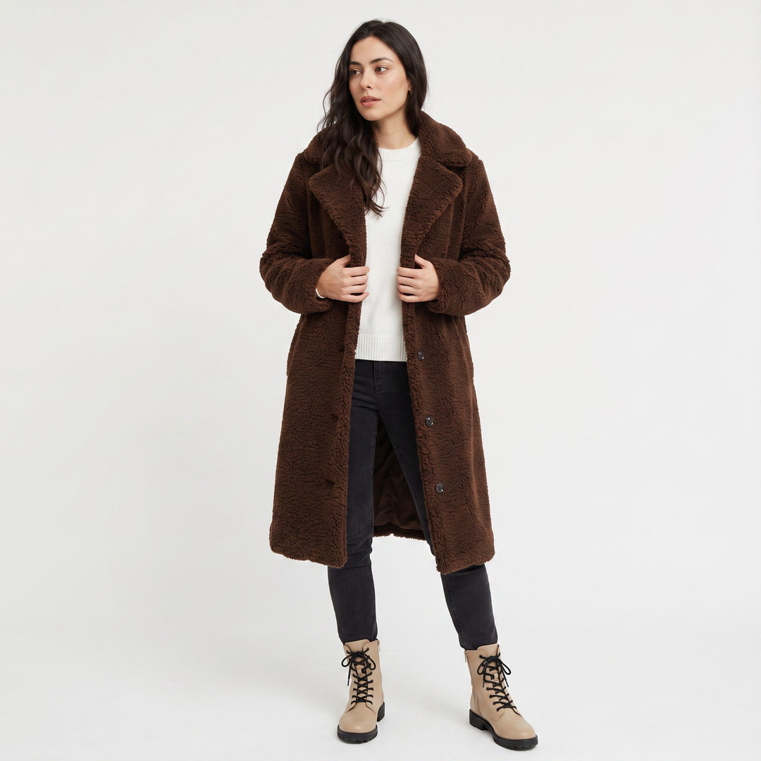 Yvonne — Warme lange Winterjacke für Damen aus Teddy mit Reverskragen, Das Modehaus Luzern