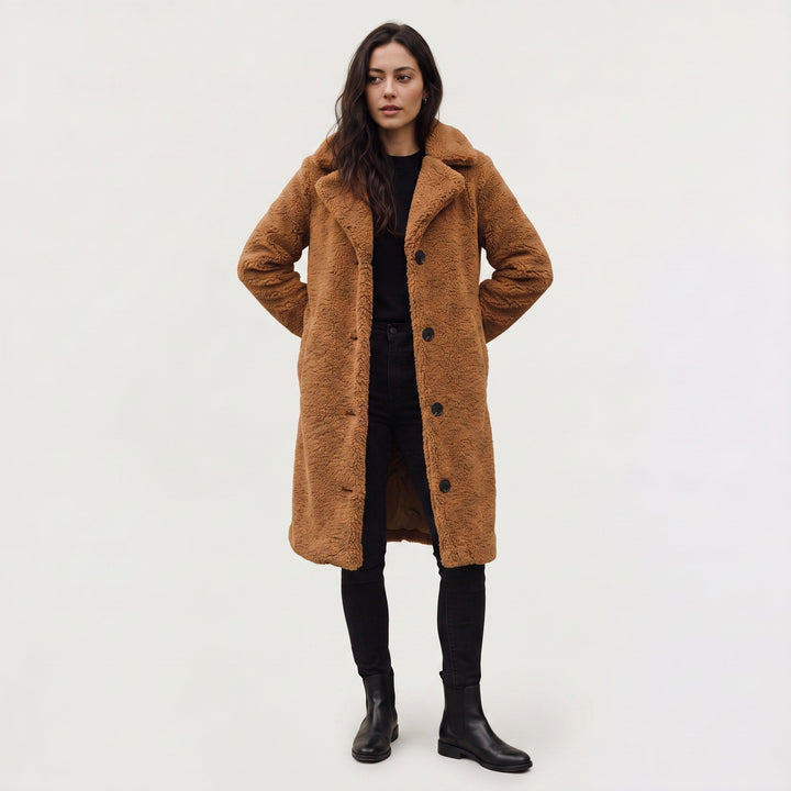 Yvonne — Warme lange Winterjacke für Damen aus Teddy mit Reverskragen, Das Modehaus Luzern