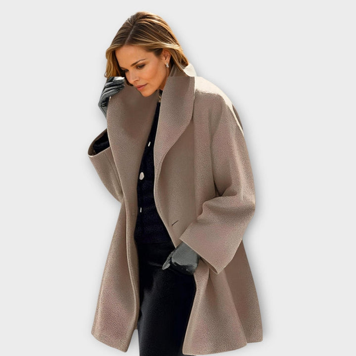 Zoe — Warmer Wintermantel aus Wolle für Damen mit Kragen und Knopfleiste, Das Modehaus Luzern